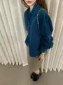 Dettaglio di una camicia vintage in velluto a coste blu da donna con gonna color kaki - Taglia M / Top / Blu Klein
