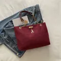 Elegante borsa tote bordeaux scamosciata con catena dorata e ciondolo a forma di cervo - Rosso