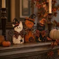 Detalle de tres figuras de madera de gatos brujos de Halloween en una repisa de chimenea rústica - Gato Bruja Juego de 3 Piezas