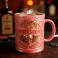 Detailaufnahme der rosa Keramiktasse mit 3D-Totenkopf-Relief und Club-Schriftzug - 11oz (Flach Gedruckt) / Rosa