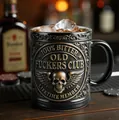 Detailansicht der schwarzen Gothic-Keramiktasse mit 3D-Totenkopf-Reliefverzierung - 11oz (Flach Gedruckt) / Schwarz
