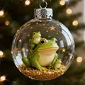 Vista detallada de una bola de Navidad transparente con ranas verdes lindas y purpurina dorada. - Familia de Ranas (#4)
