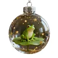 Primer plano de una bola de Navidad de cristal transparente con una rana verde en el interior. - Rana Verde en Hoja de Loto (#3)