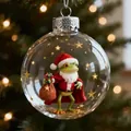 Primer plano de un adorno navideño festivo con una rana disfrazada de Papá Noel - Rana Papá Noel (#2)
