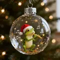 Primer plano de una bola de Navidad con una pequeña rana tocando una flauta dorada - Rana Tocando la Flauta (#9)