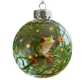 Detalle del adorno de bola de Navidad de rana con vides verdes y estrellas doradas - Rana Arborícola de Ojos Rojos (#5)