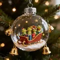 Detalle de bola de Navidad transparente con ranas lindas en un trineo con regalos. - Ranas en Trineo (#7)