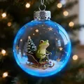 Primer plano de una bola de Navidad azul con una linda rana sentada en un trineo - Rana en Trineo Azul (#10)