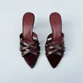 Elegantes sandalias vintage granate con correas cruzadas, tacón de aguja y punta fina - 36 / Burdeos