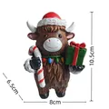 Vista dettagliata della statuetta di mucca Highland di Natale, misure 10,5x8x6,5cm - Mucca di Natale B
