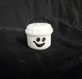 Vista dettagliata del mini secchiello di Halloween bianco con faccina nera e manico - Volto di fantasma / Bianco
