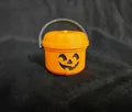 Dettaglio ravvicinato di un secchiello a zucca arancione in miniatura stampato in 3D Halloween - Smiley Classico / Giallo