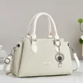 Élégant sac à main beige minimaliste pour femme avec poignée et trèfle décoratif - 27x13x18cm / Blanc