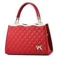 Elegante borsa a mano rossa trapuntata da donna con fiocco dorato e manico. - Borgogna
