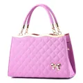 Elegante borsa a mano rosa trapuntata da donna con fiocco dorato e dettagli in catena. - Viola