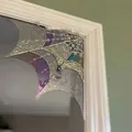 Detailansicht der bunten Buntglas-Spinnennetz-Ecke für Halloween-Türrahmen Dekoration. - Stil A / 21*18*0.2cm
