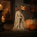 Dettaglio di una statuetta fantasma luminosa con bastone di zucca per Halloween - Fantasma Guardiano Notturno