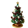 Detalle macro de un árbol de Navidad de resina con intrincadas figuras de águila - Estilo Águila (USMC)