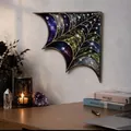 Detailansicht eines verzierten gotischen Spinnennetz-Eckdekors mit buntem Buntglas und Kristallen - Stil B / 20x20x0,2cm