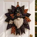 Καπιτονέ στεφάνι καλικάντζαρου για το Halloween κρεμασμένο σε λευκή ξύλινη πόρτα - Gnome (Style E)