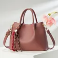 Elegante oudroze handtas van generfd leer met goudkleurige sleutelhanger bedel - 25*9*18 / Roze