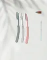 Juego de tres maquinillas plegables para cejas en gris, blanco y rosa para aseo facial. - Kit de 3 Navajas para Cejas / Colores Mezclados