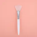 Pinceau masque visage professionnel en silicone souple avec manche blanc et tête rose - Pinceau à Masque Forme Éventail