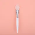 Pinceau professionnel en silicone souple pour masque facial avec manche blanc sur fond rose - Pinceau à Masque en Langue