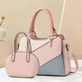 Detailansicht eines stylischen 2-teiligen Handtaschen-Sets mit feiner gewebter Textur - Rosa