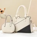 Vista detallada del moderno juego de 2 bolsos tejidos en colores de contraste (81 chars) - Bolso Madre-Hija (Blanco Crema) / Bolso de Hombro Y Mini Pochette a Juego / Blanco Roto