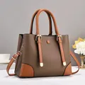 Elegante zweifarbige braune Handtasche aus Narbenleder mit goldenen Beschlägen und Gurt - 28x13x20cm / Dunkelbeige