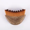 Detalle de brocha facial para drenaje linfático con cerdas densas y mango efecto madera. - Brocha de Contorno (Brocha Desnuda) / Café