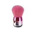 Primo piano di un pennello da trucco rosa a fungo con base metallica - Pennello kabuki / Set Borsa a Rete / Rosa
