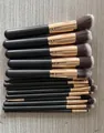Set professionale di 14 pennelli da trucco con manici neri e ghiere oro rosa - nero e oro