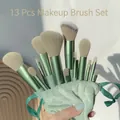 Set professionale di 13 pennelli da trucco verde salvia con custodia in velluto morbido - Sempreverde