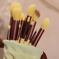 Set di 13 pennelli per il trucco marrone caffè con setole gialle morbide e custodia porta - Giallo