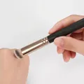 Pincel corrector plano profesional con cerdas suaves y mango negro mate elegante - Brocha para corrector 270 / Negro (270 Brocha para Corrector)