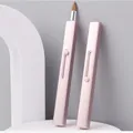 Professionele draagbare intrekbare lippenpenseel met beschermkap in elegante roze afwerking. - Roze