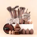 Vista dettagliata del set di 40 strumenti per il trucco con vari pennelli e spugnette - Set da 33 pezzi / Caffè