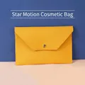 Trousse à maquillage enveloppe jaune en cuir grainé avec un bouton pression doré élégant - Sac Enveloppe Jaune