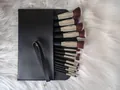 Set di 18 pennelli da trucco professionali viola uva con custodia in ecopelle nera di alta qualità - 14 Pennelli e borsa / argento nero
