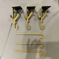 Vue détaillée de trois supports de chaussette de Noël en métal doré pour cheminée. - Ensemble de 3 / Or