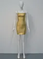 Vue détaillée d'une robe bandage dorée métallisée sur un mannequin blanc pour fête. - Or