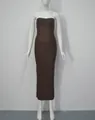 Vue détaillée d'une robe mi-longue bandage marron sans bretelles sur un mannequin - Café