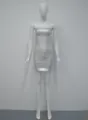 Vue détaillée d'une robe bandage moulante argentée métallique de fête sur mannequin - Argent