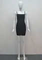 Vue de face d'une mini robe bandage noire moulante sans manches à bretelles - Noir