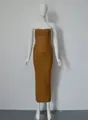 Présentation en pied d'une robe bandage midi ocre sans bretelles sur un mannequin. - Kaki