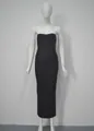Élégante robe midi bandage moulante noire sans bretelles vue de face sur un mannequin - Noir
