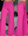 Vista detallada de pantalones acampanados rosas de talle alto con cinturilla calada. - Rosa rojo