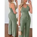 Voor- en achteraanzicht van groene set met V-hals top en wijde broek met hoge taille - Lichtgroen